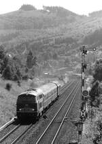 Am 22.7.1983 war die obere Ruhrtalbahn auch zwischen Brilon Wald und Warburg größtenteils noch zweigleisig. 218 129 ist am Einfahrsignal von Brilon Wald mit einem kurzen Eilzug nach Warburg unterwegs.