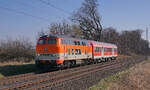 CityBahn Lokomotive 218 117-0 in der sogenannten Pop-Lackierung (reinorange/kieselgrau) am 05.03.2022 in Bornheim.