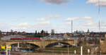 218 824+414+429 mit IC 2012 Oberstdorf-Dortmund am 14.03.2022 auf der Neckarbrücke in Stuttgart-Bad Cannstatt.