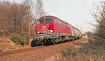 Mit Streckengeschwindigkeit legt sich DB 218 145-1 vor E-2424 (Frankfurt (M) Hbf - Nijmegen) in die Kurve bei Frasselt, am 21.02.1982.