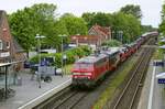 Mit einem Autoshuttle von Westerland nach Niebüll durchfahren 218 385-3 und 218 397-6 am 04.06.2022 den Bahnhof Morsum