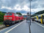 BR 218 429-9 mit dem RE 55 nach Donaueschingen in Blaubeuren neben einer Doppeltraktion VT 612 als RE 55 nach Ulm Hbf, 27.06.2022.