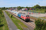 DB 218 421-6 und PRESS 218 056-1 ziehen am 31.05.2022 einen Intercity aus dem Bahnhof Niebüll Richtung Süden.