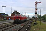 DB 218 495-0 erreicht am Morgen des 30.05.2022 mit einer weiteren 218 und dem IC2311 den Bahnhof Niebüll.