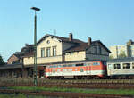 Blick auf dem Bahnhofsgebäude von Kleve. Es wartet DB 218 140-2 mit E-3780 (Kleve - Nijmegen). Am 06.05.1990. Scanbild 7971, Kodak Ektacolor Gold.