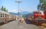 Im Mai 1980 kreuzen sich im Bahnhof Zwiesel die Züge von Plattling nach Bayerisch Eisenstein bzw.