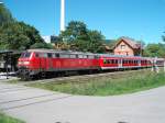 218 491-9 hat mit ihrem Zug den Endbahnhof Oberlenningen erreicht.