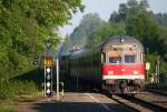 Ein Karlsruher Kopf führt die Regionalbahn von Lindau Hbf nach Memmingen an, die am 05.06.10 von 218 486-9 in den Kißlegger Bahnhof geschoben wird
