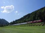 Kurz nach der Durchfahrt von Oberstaufen wird der EC 195 auf der Fahrt von Zürich nach München Knechtenhofen passieren, wo am 23.06.2012 auf sogenannten Heinzen Heu getrocknet wird.