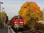 Anstatt den Wartenden mit einer um diese Zeit planmäßig fahrenden Regionalbahn Richtung Heimat zu bringen, durchfährt 218 496-8 mit IRE 4231 von Stuttgart nach Lindau mit 11 Minuten