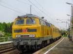 218 392 schiebt die DB Netzinstandhaltung mit einer aktiven Schienenprüfung durch Dresden Stetzsch.