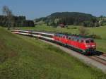 Von München kommend ziehen 218 422-4 und eine weitere 218er die Wagen des EC 196 mit dem Ziel Zürich bei Zell durch das Allgäu nach Lindau (15.06.2014).