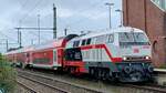 28.08.2021: 218 497-6, seit einer Woche neu in Kiel beheimatet, zieht den RE 85  Hamburger Strandexpress  nach Puttgarden / Fehmarn und fährt hier gerade in den Bhf. Ahrensburg ein.