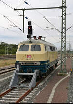 218 472-9 parkte auf dem Stumpfgleis 150 in Halle(Saale)Hbf und wurde vom Ende des Bahnsteigs 6/7 dokumentiert.