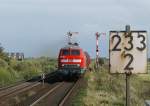 218 131-1 und eine weitere 218 passieren am 14.08.2008 mit ihrem Autozug nach Westerland die Formsignale des Bahnhofs von Keitum.