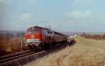 218 345-7 ist im Dezember 1975 auf der Donautalbahn zwischen Allmendingen und Ehingen unterwegs