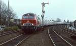 Mit einem langen D-Zug fährt 218 104-8 am 27.04.1985 in Neumünster ein