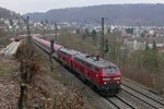 218 456-2 und eine weitere 218er mit den in Lindau übernommenen Wagen des IC 118 von Innsbruck nach Münster (Westf) haben auf der Fahrt nach Stuttgart am 12.03.2016 gerade den Bahnhof Geislingen/Steige durchfahren.
