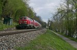 Parallel zur Donau und dem gleichnamigen Radweg ist 218 431-5 mit dem IRE 4209 kurz nach dem Beginn der Fahrt in Ulm unterwegs nach Lindau (19.04.2016).