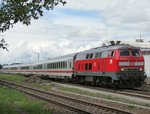 218 476 am 04.06.2016 mit IC 'Nebelhorn' bei der Einfahrt in den Bahnhof Buchloe aus Richtung Kempten.