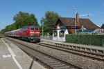 Haltepunkt Friedrichshafen-Löwental bei Sonnenschein - Kurz nach Beginn der Fahrt in Friedrichshafen passiert 218 409-1 mit dem von Mai bis Oktober verkehrenden RE 22620 nach Ulm den Haltepunkt