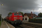 Haltepunkt Friedrichshafen-Löwental bei beginnendem Gewitterregen - 218 412-5 mit dem IRE 4233, Stuttgart - Lindau, bei der Durchfahrt am 10.08.2016.