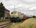 Railsystems RP 218 480-2 + 218 469-5 mit Kesselwagen nach Großkorbetha, am 11.07.2016 in Emleben.