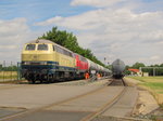 Railsystems RP 218 480-2 + 218 469-5 mit einem Kesselwagenzug nach Großkorbetha, am 11.07.2016 im Tanklager Emleben.