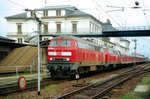 RE 17245 war am 27.04.2002 mit 218 183 und einer weiteren 218 auf dem Weg von Leipzig nach Nürnberg und verließ hier gerade den Bahnhof Altenburg.