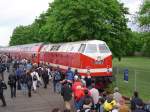 BR119 158-4 der  Berlin macht Dampf -Eisenbahnfreunde hat hier gerade ihrem Sonderzug zur Internationalen Luftfahrt-Austellung in Berlin gebracht und wartet nun auf die Rckfahrt in Richtung Berlin Schneweide. (15.05.04)