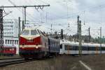 BR 119 mit einem bunten Zug  bei der Durchfahrt durch Halle