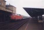 Nur fr kurze Zeit bekam man die Baureihe 219 mit verkehrsrotem Lack zu Gesicht, bevor man andere Dinge mit ihr vorhatte. 219 026-2 mit RE Grlitz-Dresden 1998 in Bischofswerda.