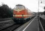 Kurz vor ihrer Abstellung im November 1999, entstand dieses Bild im August 1999 in Weischlitz. Hier die RB26128 nach Gera Hbf.(eingescannt)