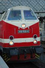 DDR Diesellok 119 als Schiebelok bei Fahrt mit historischem Zug von Berlin nach Dresden und zurck, hier in Dresden Hbf; 28.09.2005
