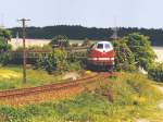 Die Regionalbahn mit 219 117 an der Spitze wurde am 18.5.98 am nrdlichen Ortsrand von Remptendorf fotografiert.