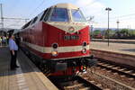 119 158 mit einem Sonderzug der Dampflokfreunde Berlin e.V. (Berlin macht Dampf), am 22.06.2019 auf der Fahrt von Berlin nach Nürnberg, beim Zwischenstopp in Saalfeld. Hier gab es eine kurze Verschnaufpause für Lok und Personal, die passende Gelegenheit für die Fotofans ihre Geräte zum Einsatz zu bringen.