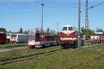 Eisenbahnmuseum Weimar (Thür).
Ausgerechnet am 22. September 2019 als ich das Eisenbahnmuseum Weimar besuchen wollte stand ich vor verschlossenen Türen. Immerhin reichte es für drei Aufnahmen über den Zaun.
Die ehemalige TATRABAHN von Erfurt sieht neben der 119 199-8 klein aus.
Foto: Walter Ruetsch