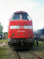 219 059-3 hat den Zubringerzug vom Bhf Weimar zum Gelnde des ehem. Bw Weimar gebracht und wartet auf die Rckfahrt des Pendelzuges, Mai 2003