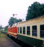 Szenerie aus Hermsdorf-Klosterlausnitz. 219 142-7 wartete am 12.05.1999 mit ihrer RB 6914 die Zugkreuzung ab.