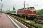 Am 28. April 1999 wartet der Lokfuehrer der 219046 darauf dass das Signal auf gruen wechselt so dass er mit dem Regionalexpress nach Leipzig auf Gleis 2 des Dresdener Hauptbahnhof einfahren kann.