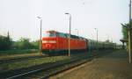 Leipzig-Knauthain Juli 1999 Damals fuhren noch die 219 als RB nach Saalfeld. Mittendrin sogar noch ein Wagen in DR-Lackierung