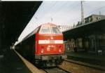 219 116 mit einer Regionalbahn nach Parchim im Mrz 1998 in Schwerin.