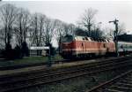 Schweriner 219 095 im Mrz 1998 mit einer Regionalbahn nach Wismar in Sternberg/Meckl.