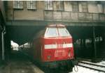 219 013 nach der Ankunft mit einer Regionalbahn aus Bad Kleinen in der alten Bahnhofshalle von Lbeck Hbf im Mrz 2001.