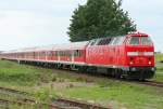 Die 219 084-14 zieht den ILA Express mit 6 Silberlingen und Wittenberger aus Berlin Schnefeld nach Berlin Lichtenberg am 13.06.2010