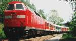 BR 219 012-1 am 07.05.2000 kommt von Leipzig und schiebt Ihren Zug in einer langen Rechtskurve in das Gleisfeld des Chmnitzer-Hbf..
Scann.