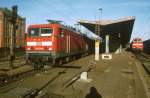 BR 112-031-0 im Bahnhof von Schwerin Hbf mit einem Interregio in Richtung Leipzig im Hintergrund wartet 219-116 mit ihrem RE nach Parchim im Jahre 1994