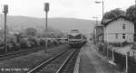 Im Juni 92 konnte man noch sehen, welche Bedeutung der Bahnhof Kaulsdorf vor der Wende hatte. Der Vormittagszug nach Saalfeld hatte oft Versptung, an diesem Tag musste der Gegenzug auf der noch eingleisigen Strecke 30 Minuten warten. Den altgedienten Reichsbahnern machte das wenig aus: Aus DDR-Zeiten waren sie noch gewohnt, dass selbst bei einer Stunde Fahrzeit fr 25 km kein Fahrgast murrt.