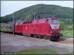 Im Sommer 1995 ist 219 021 mit einem Personenzug nach Eisfeld unterwegs. Hier beim Halt im Bahnhof Mengersgereuth-Hmmern