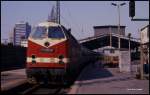 Halle an der Saale am 18.3.1990: 119199 steht mit dem Eilzug nach Leinefelde abfahrbereit am Bahnsteig.